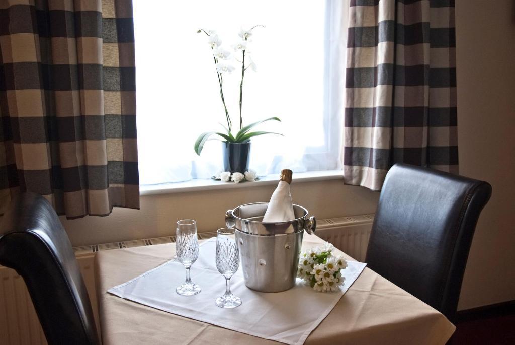 Tricky'S Hotel Redruth Room photo